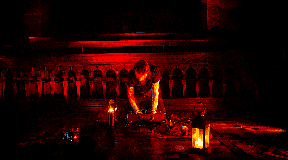 Me a live photo of Tommy Creep performing in a church